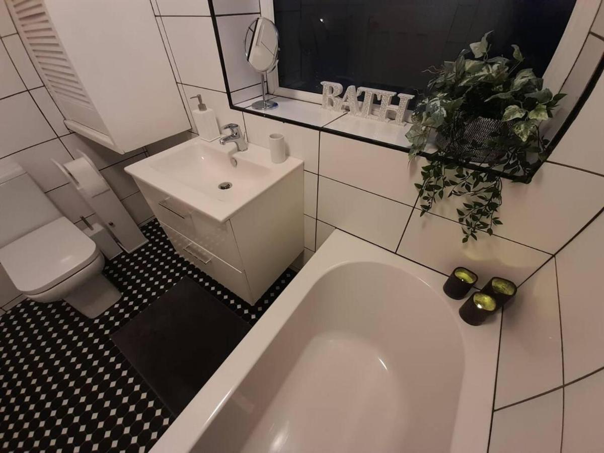 Bright 4-Bed House 15 Min To Manchester Centre Βίλα Εξωτερικό φωτογραφία
