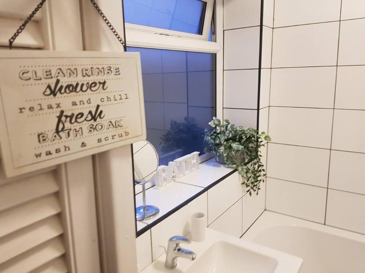Bright 4-Bed House 15 Min To Manchester Centre Βίλα Εξωτερικό φωτογραφία
