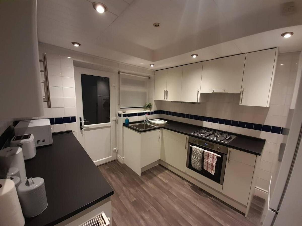 Bright 4-Bed House 15 Min To Manchester Centre Βίλα Εξωτερικό φωτογραφία