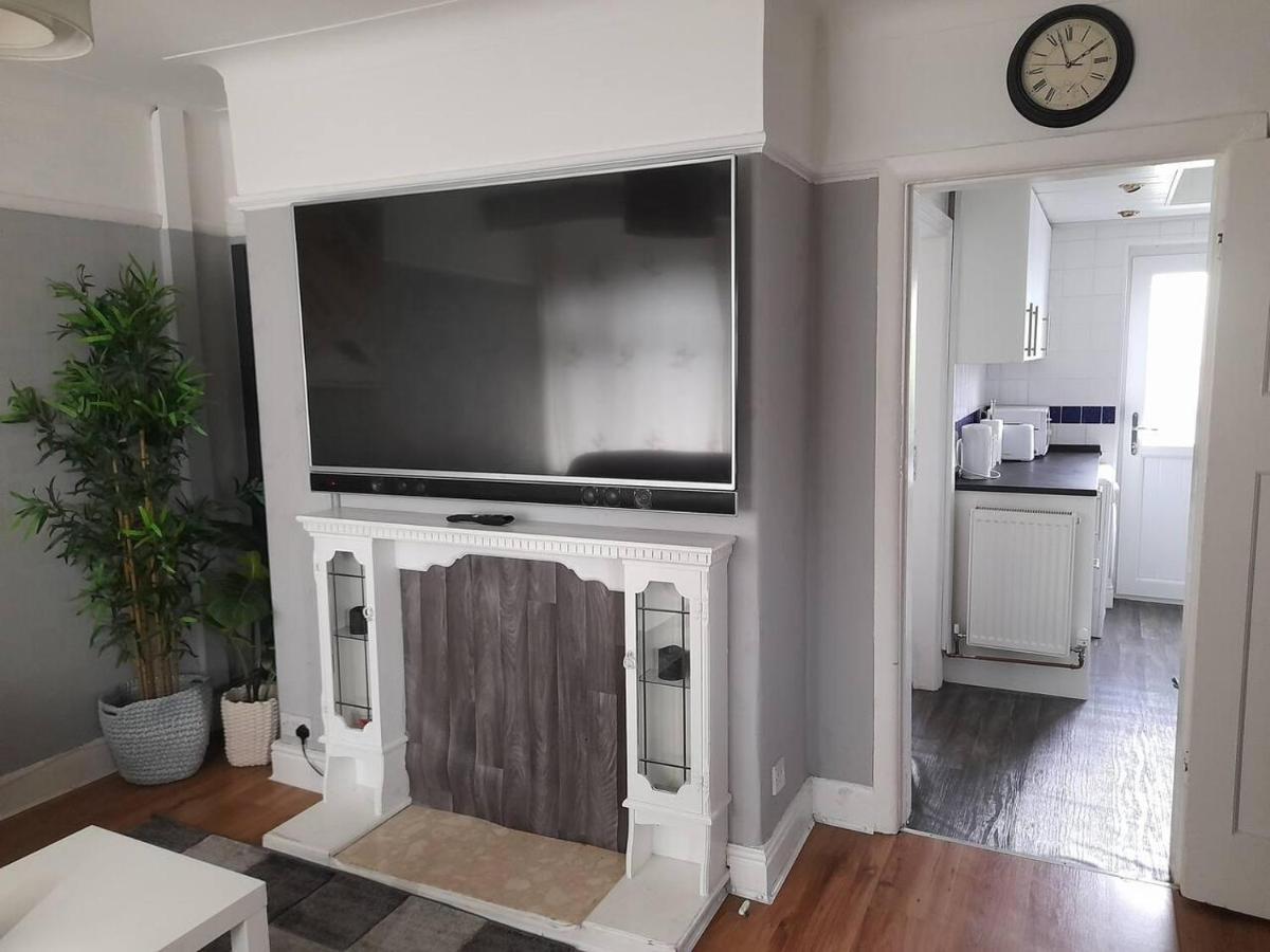 Bright 4-Bed House 15 Min To Manchester Centre Βίλα Εξωτερικό φωτογραφία