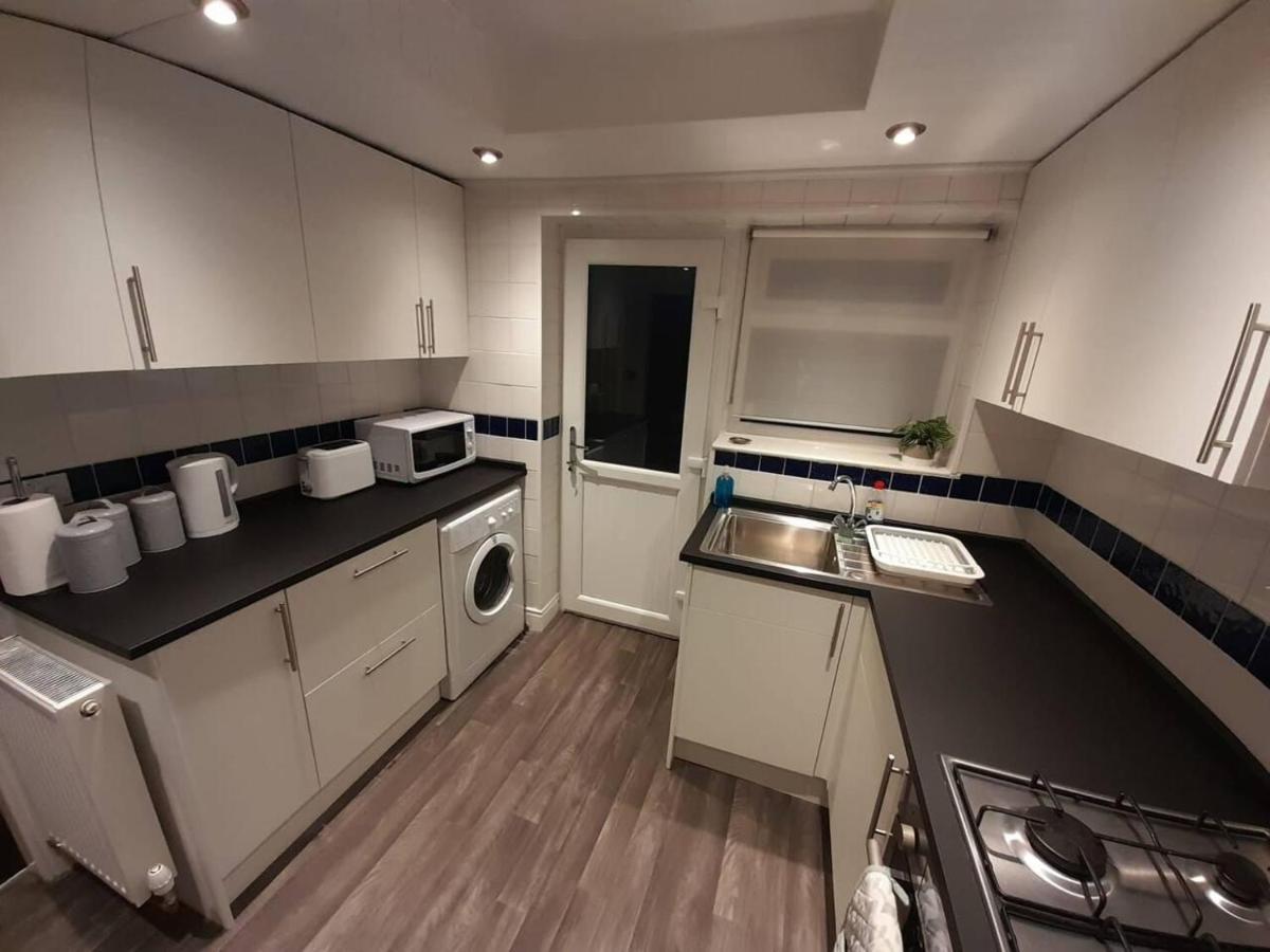 Bright 4-Bed House 15 Min To Manchester Centre Βίλα Εξωτερικό φωτογραφία