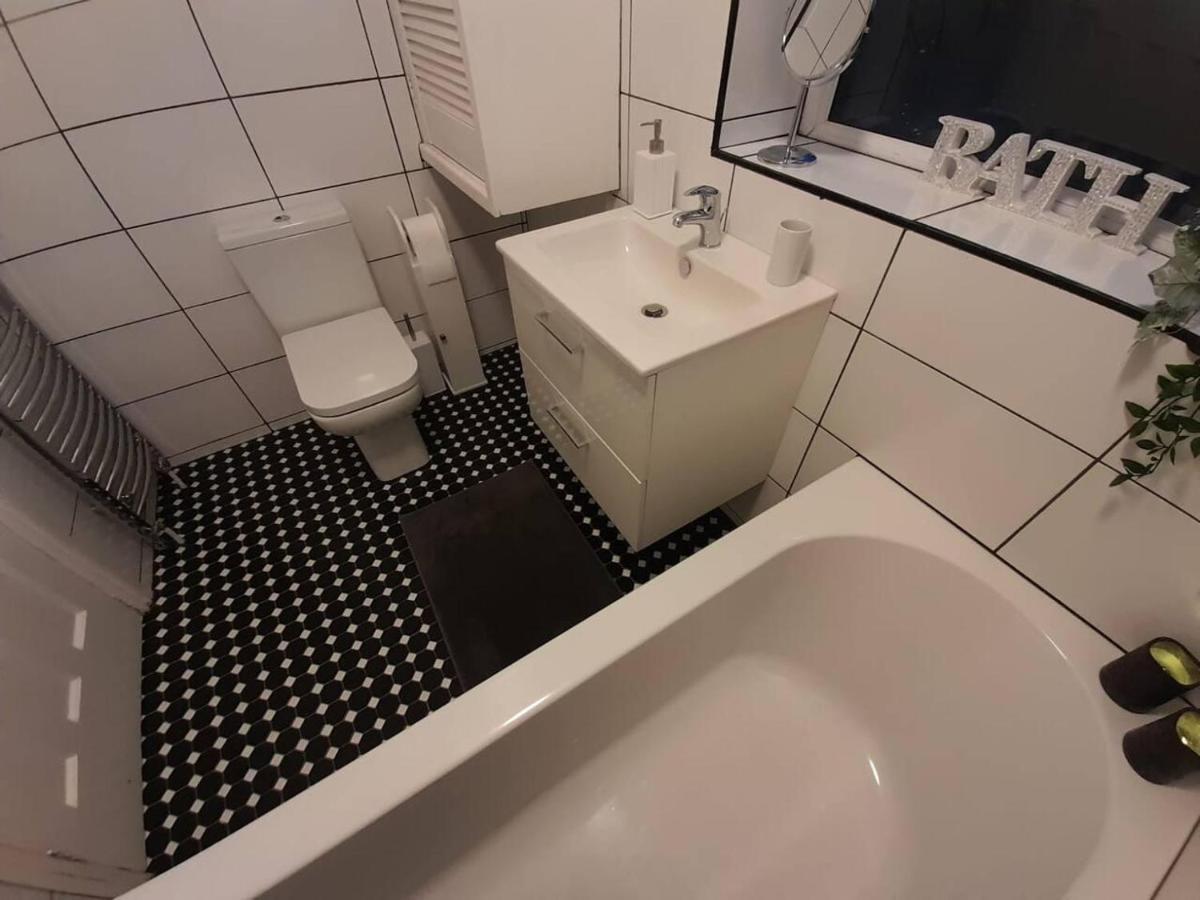 Bright 4-Bed House 15 Min To Manchester Centre Βίλα Εξωτερικό φωτογραφία