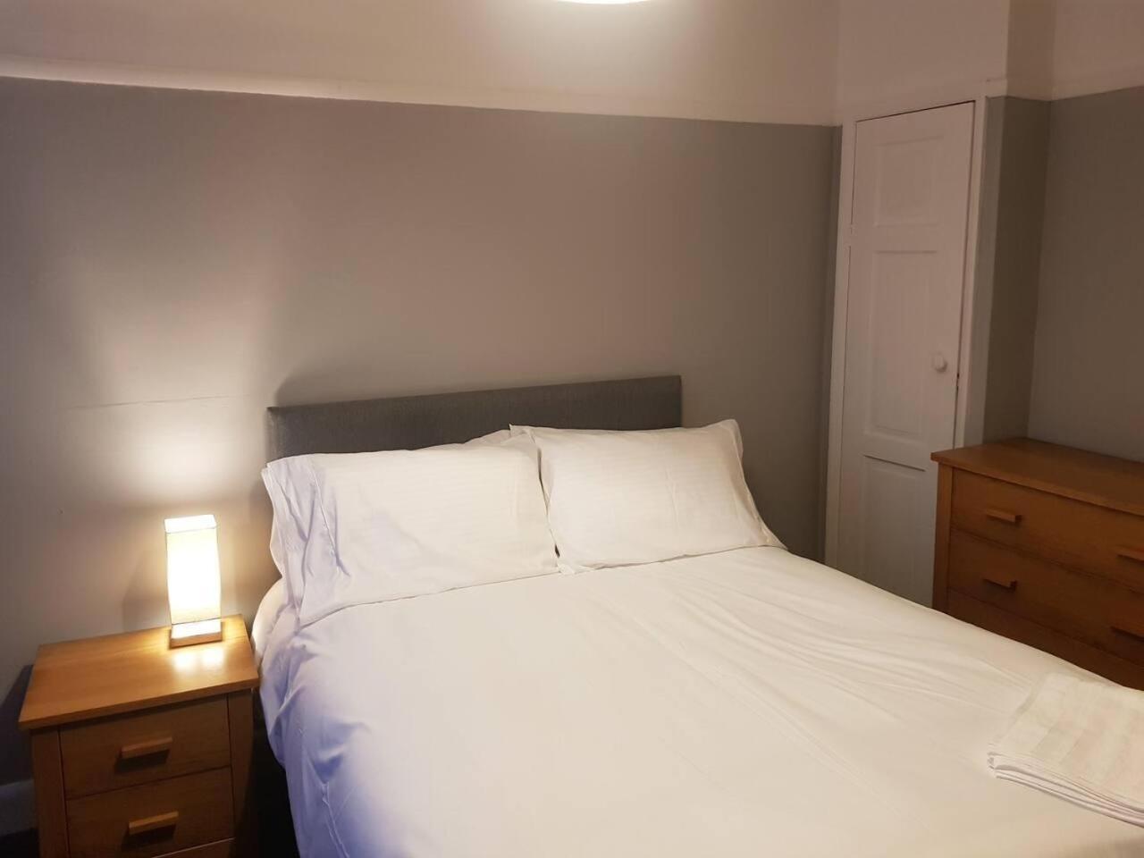 Bright 4-Bed House 15 Min To Manchester Centre Βίλα Εξωτερικό φωτογραφία