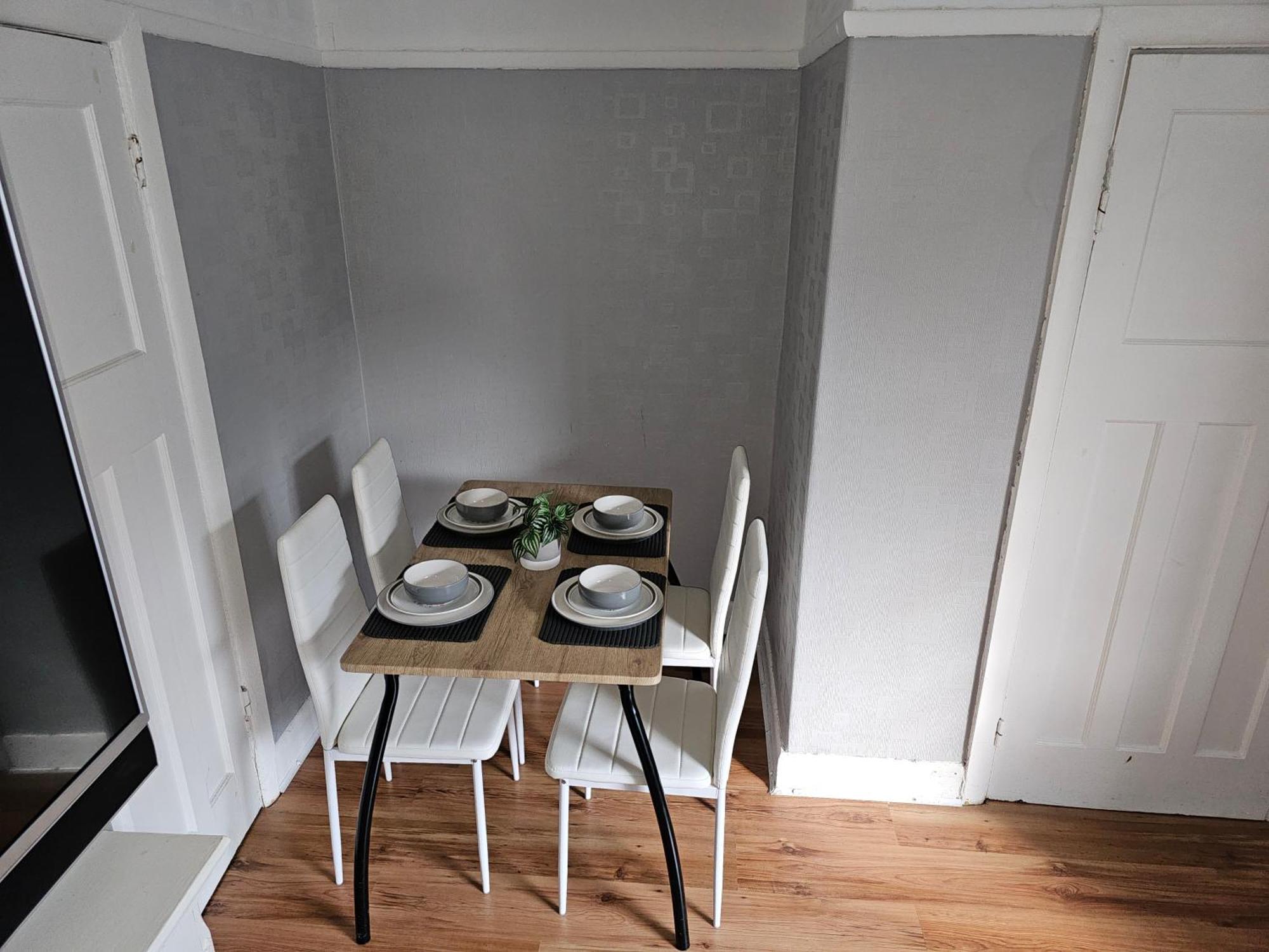 Bright 4-Bed House 15 Min To Manchester Centre Βίλα Εξωτερικό φωτογραφία