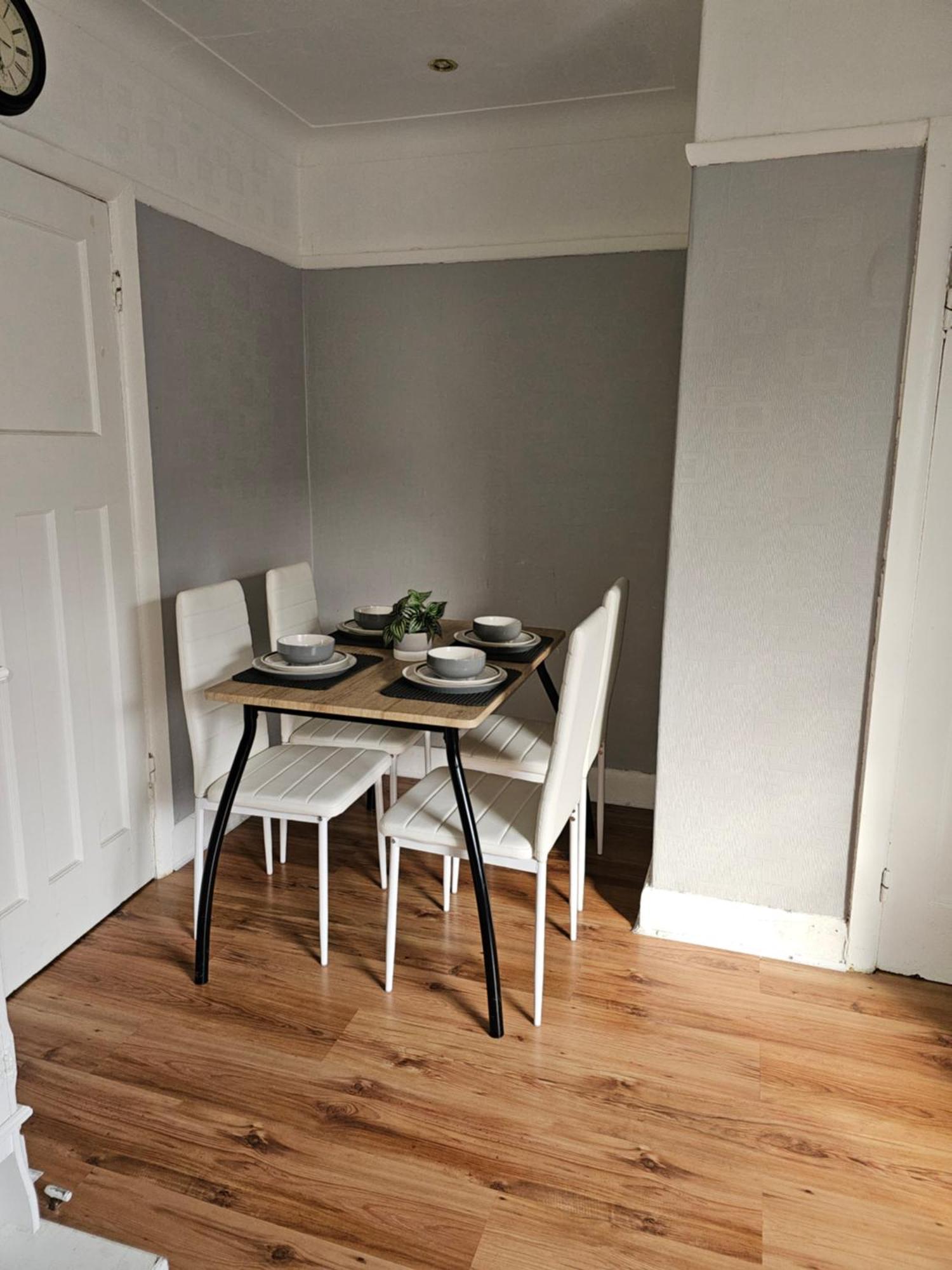 Bright 4-Bed House 15 Min To Manchester Centre Βίλα Εξωτερικό φωτογραφία